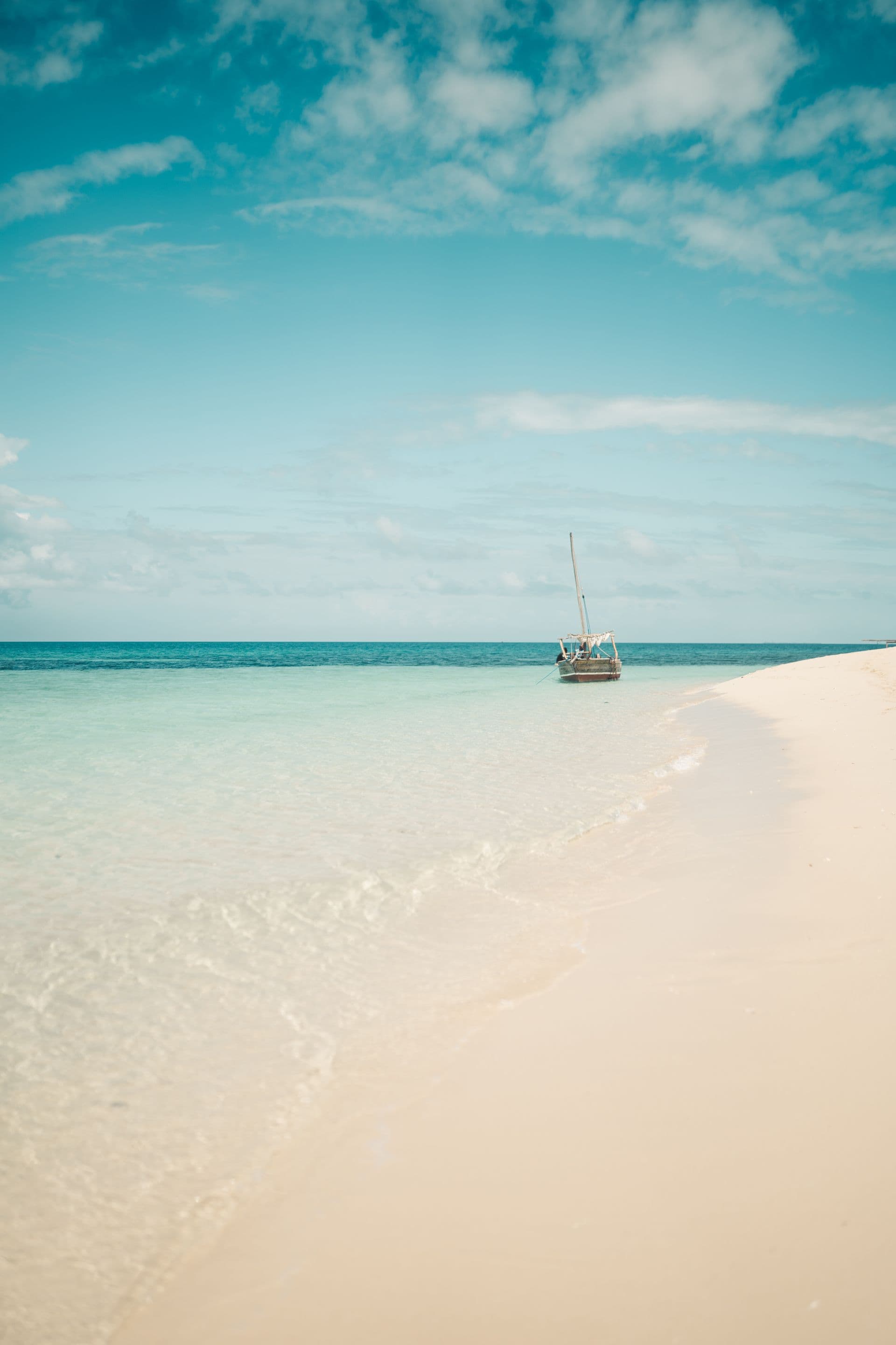Dhow on a white sand beach in Zanzibar — stock photograph